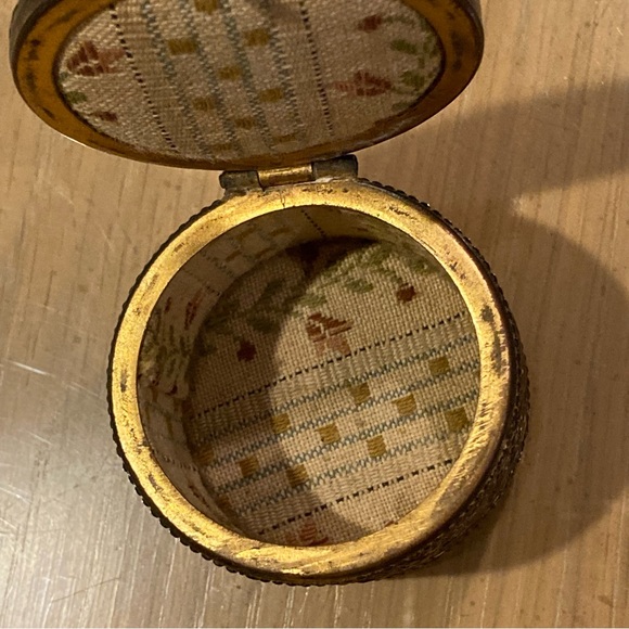 Vintage Patinated Victorian look Metal Vanity, Trinket, Jewel Box. 2x1.5 inches - Picture 10 of 16